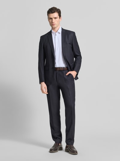 Męski model nosi Slim Fit Business-Hemd in kurzärmligem Design Modell 'Modern' von OLYMP, bawełniana mieszanka ze stretchem, krój slim fit, krótki rękaw, kołnierzyk kent, zapięcie na guziki, długość pleców w rozmiarze 40: 79 cm, szerokość ramion w rozmiarze 40: 43 cm, długość rękawa w rozmiarze 40: 24 cm, całopostaciowy widok z przodu