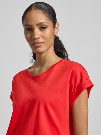 Kobieta modelka nosi Relaxed Fit T-Shirt mit Logo-Applikation Modell 'Pima' od monari w kolorze czerwonym, okrągły dekolt, długość pleców w rozmiarze 36: 50 cm, zbliżenie na górną część ciała.