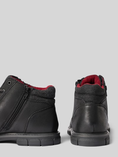 Produktfoto, Boots aus Leder-Textil-Mix mit Reißverschluss Modell 'Mate' von bugatti in Schwarz, rote Innenfütterung, profilierte Sohle, Label-Detail