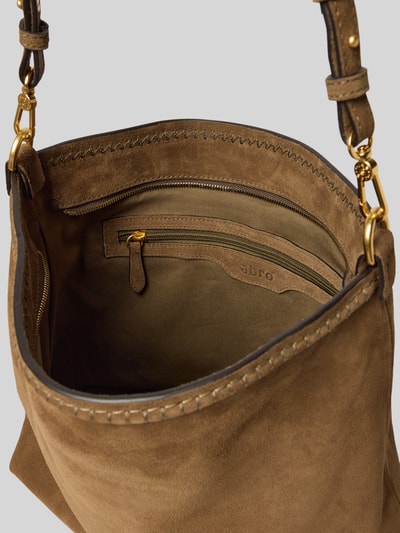 Produktfoto, Crossbody Bag aus echtem Leder mit Logo-Detail von Abro in Braun mit Reißverschlussfächern und goldfarbenen Details, Innenansicht. Breite 37 cm, Länge 32 cm, Tiefe 14 cm, Schulterriemen 66 cm, abnehmbar.