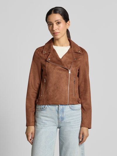 Vrouwenmodel draagt Regular fit kunstlederjacke met riemen aan de taille model 'JOSE' van VERO MODA in bruin, dames, vooraanzicht bovenlichaam