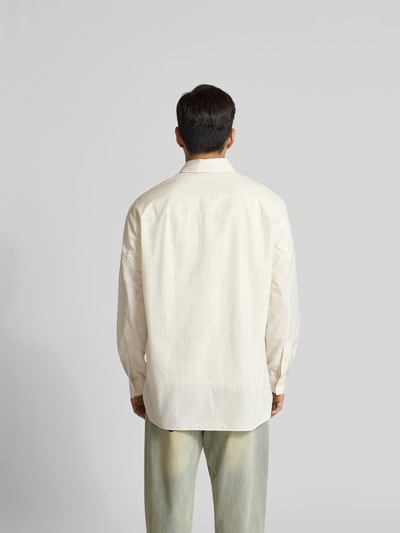 Männermodel trägt Oversized Freizeithemd mit Kentkragen von MAISON KITSUNÉ, cremefarben mit Durchgehender Knopfleiste, Brusttasche, Langärmelig, Rückenlänge bei Größe M 82 cm, Schulterbreite 48 cm, Ärmellänge 64 cm, Ganzkörperansicht Rückansicht.