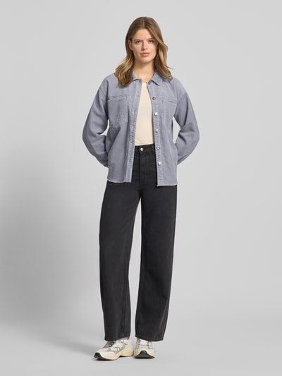 Frauenmodel trägt Regular Fit Hemdjacke aus reiner Baumwolle Modell 'MAIKO-BITTEN' von Only, unifarben, Cord, Ganzkörperansicht von vorne.