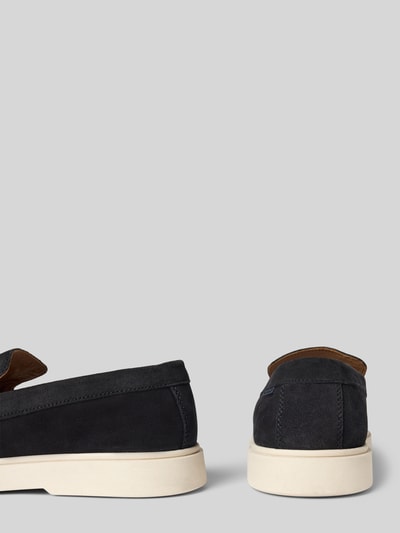 Produktfoto, Loafer aus echtem Leder Modell 'LIAM' von PS Poelman, czarne, zaokrąglony kształt, ozdobne szwy, gładka podeszwa, wysokość obcasa 2 cm, wysokość cholewki 6 cm, szerokość w rozmiarze 44: 12 cm