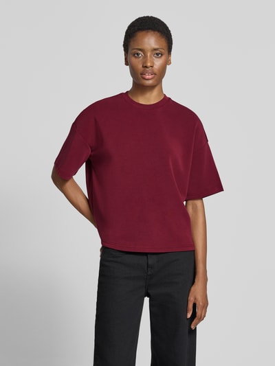 Frauenmodel trägt Oversized Sweatshirt aus Modal-Mix Modell 'TENNY' von Selected in dunklem Rot mit glattem Stoff, Damen Sweatshirt, Nahaufnahme Oberkörper.