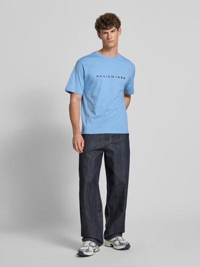 REVIEW T-Shirt mit Label-Print Hellblau 1