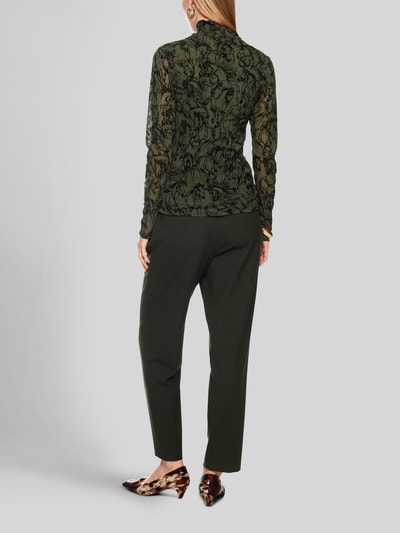 Vrouwenmodel draagt Longsleeve aus Mesh van Marc Cain, Materiaalmix met viscose, getailleerd model, Col, Ruglengte maat 36: 60 cm, Ganzkörperaanzicht achteraan.