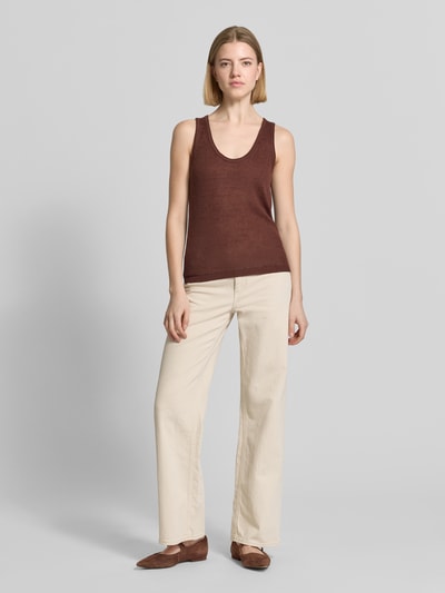 Frauenmodel trägt Tanktop mit Rundhalsausschnitt von Stefanel in Braun, Flachs-Mix mit Baumwoll-Anteil, Straight Fit, gerippter Saum, Ganzkörperansicht von vorne.
