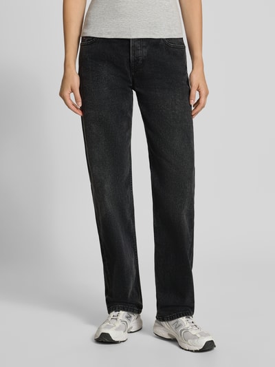 Frauenmodel trägt Straight Fit Jeans aus Baumwoll-Mix von Tommy Jeans in Dunkelgrau mit dezenter Waschung, Ganzkörperansicht von vorne. Damen Straight Fit Jeans von Tommy Jeans.