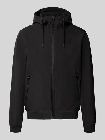 Produktfoto, schwarze Regular Fit Jacke mit Logo-Detail von JACK & JONES, Softshell, Kapuze mit Tunnelzug, Reißverschlusstaschen, elastische Abschlüsse