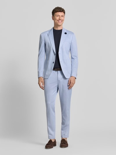 Männermodel trägt Sakko mit floraler Applikation Modell 'Hoverest' von JOOP! Collection in Hellblau, Regular Fit, Ganzkörperansicht von vorne.