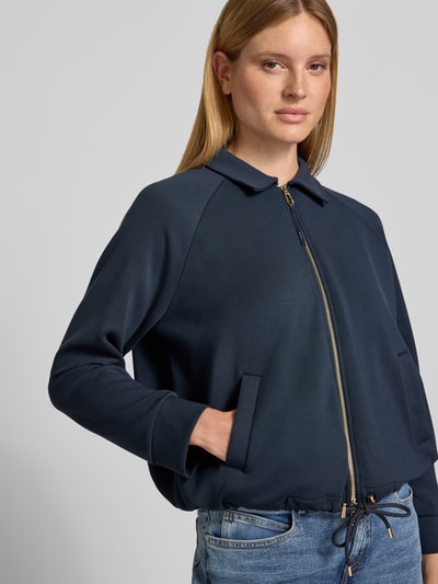 Vrouwenmodel draagt Dames sweatjack van Materiaalmix met modaal, relaxed fit, platte kraag, tweewegritssluiting, Steekzakken, Tunnelkoord, Model 'Taimi' van JOOP!, Nahaufnahme Oberkörper