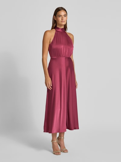 Vrouwenmodel draagt cocktailjurk met halter van Samsøe Samsøe, elastische materiaalmix, getailleerd, midi-jurk, diepe rugdecolleté, Ganzkörperansicht van voren.