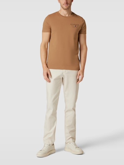 Tommy Hilfiger T-Shirt mit Label-Print Khaki 1