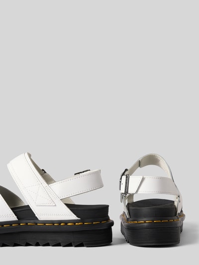 Produktfoto, Sandalette aus Leder Modell 'Voss II' von Dr. Martens in Weiß mit schwarzer Gummisohle, Riemen mit Dornschließe, Absatzhöhe 6 cm, Größe 40, Damen