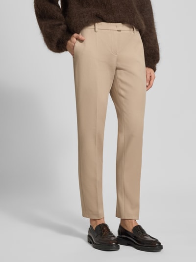 Frauenmodel trägt Straight Fit Stoffhose mit Bügelfalten von Windsor in Beige, elastischer Baumwoll-Mix, Nahaufnahme Unterkörper, Vorderansicht.