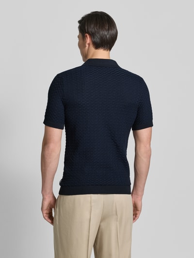 Męski model nosi Regular Fit Strick-Poloshirt Modell 'TONO' od CINQUE, bawełniany mix, wzór strukturalny, granatowy, krój regular fit, widok całej sylwetki z tyłu.