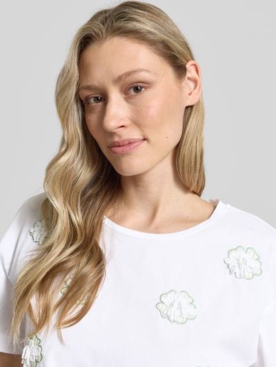 Frauenmodel trägt Damen T-Shirt mit Stitchings und Rundhalsausschnitt von More & More, Reine Baumwolle, Regular-Fit, Nahaufnahme Oberkörper.