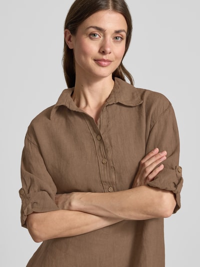 Frauenmodel trägt Knielanges Leinenkleid mit Knopfleiste Modell 'Al44inii' von ZABAIONE in Braun, Hemdblusenkragen, Struktur, Nahaufnahme Oberkörper. Kontext: Reines Leinen, Gerader-Schnitt, Ärmel mit Aufschlag, Rückenlänge 92 cm, Brustweite 56 cm, Ärmellänge 42 cm in Größe S.