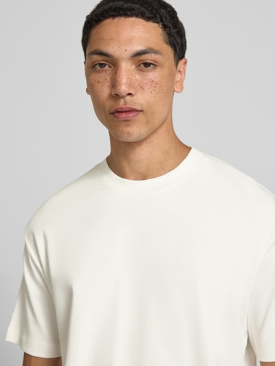 Männermodel trägt Relaxed Fit T-Shirt aus reiner Baumwolle von Marc O'Polo Denim, cremeweiß, glatte Oberfläche, Nahaufnahme Oberkörper. Herren T-Shirt