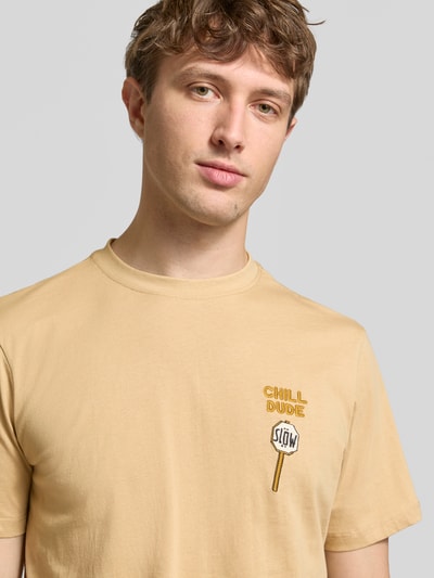 Männermodel trägt Regular Fit T-Shirt mit Statement-Stitching Modell 'Kameron' von Blend aus reiner Baumwolle, Rundhalsausschnitt, Nahaufnahme Oberkörper.