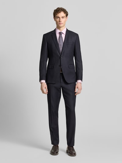 Männermodel trägt Regular Fit Freizeithemd aus Baumwoll-Mix Modell 'H-JOE-K-C1-261' von BOSS, Muster kariert, Ganzkörperansicht von vorne.