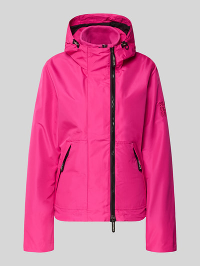 Produktfoto, Windbreaker mit Zweiwege-Reißverschluss und Logo-Stitching von Superdry in kräftigem Pink, glatte Textur, Kapuze mit Kordelzug, seitliche Reißverschlusstaschen, Stehkragen, gerade Passform, schwarze Akzente am Reißverschluss und Logo am Ärmel, geeignet als Damen Windbreaker