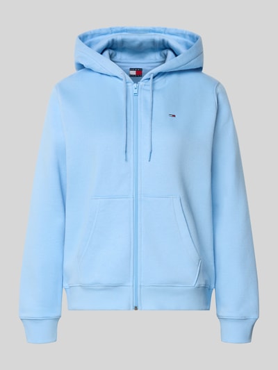 Produktfoto, Regular Fit Sweatjacke aus Baumwoll-Mix von Tommy Jeans in hellblauer Optik: Unifarben, mit Reißverschluss, Logo-Stitching, Kapuze mit Tunnelzug, Langarm, gerippter Ärmelabschluss und Rumpfabschluss, Kängurutasche, Materialverarbeitung: Sweat, Material: Baumwoll-Mix.