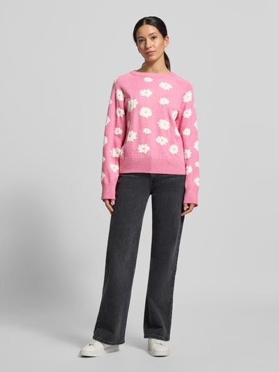 Vrouwenmodel draagt Strickpullover mit gerippten Abschlüssen Modell 'Alpie' van FREE/QUENT, roze met witte bloemen, viscosemix, losse pasvorm, ronde hals, geribde boorden, voorkant volledig zichtbaar, Ganzkörperansicht von vorne.