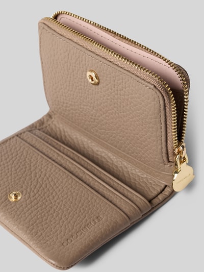 Produktfoto, Portemonnaie mit Label-Print von Coccinelle in beige mit Strukturmuster, Hauptfach mit Druckknopf, Münzfach mit Reißverschluss, Schein- und Steckfächer