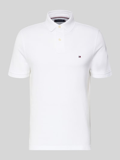 Produktfoto, Regular Fit Poloshirt mit Logo-Stitching von Tommy Hilfiger w białym kolorze, bawełna z elastanem, krótka listwa guzikowa, widok z przodu.