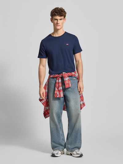 Männermodel trägt T-Shirt mit Label-Stitching van Levi's®, donkerblauw, regular fit, ronde hals, katoenen stof, geheel vooraanzicht.