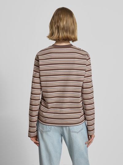 Frauenmodel trägt Boxy Fit Longsleeve Modell 'SOPHIA' von JJXX aus Reine Baumwolle mit Streifenmuster und Rundhalsausschnitt, Ganzkörperansicht Rückansicht.