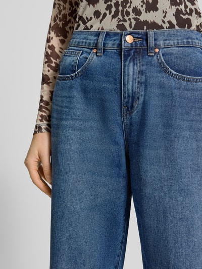 Frauenmodel trägt Wide Leg Jeans aus reiner Baumwolle Modell 'HOPE' von Only in Denim mit Nieten, Label Patch und 5-Pocket-Design, Nahaufnahme Oberkörper.