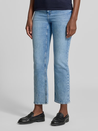 Frauenmodel trägt Straight Fit Jeans aus Baumwoll-Mix Modell 'KAROLIN' von s.Oliver RED LABEL in hellblauer Waschung, Nahaufnahme Unterkörper. Damen Straight Fit Jeans von s.Oliver RED LABEL