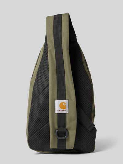 Produktfoto, Sling Bag mit Logo-Patch Modell 'Kyle' von Carhartt Work In Progress in Olivgrün und Schwarz, Material mit Mesh-Textur, Reißverschluss-Hauptfach, verstellbarer Schulterriemen, 20x35x10 cm, 90 cm Riemenlänge