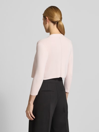 Modelka nosi Strickjacke in offener Passform mit 3/4-Arm von comma, jasnoróżowa, gładka faktura, długość do talii, widok od tyłu.