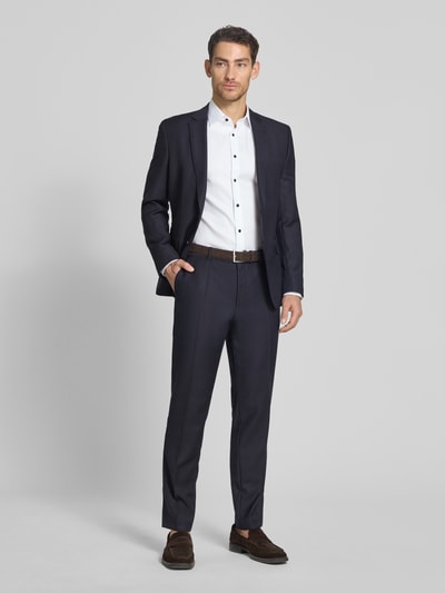 Männermodel trägt Regular Fit Business-Hemd in unifarbenem Design mit Kentkragen von OLYMP aus puur katoen, effen kleuren, ganzkörperansicht von vorne.