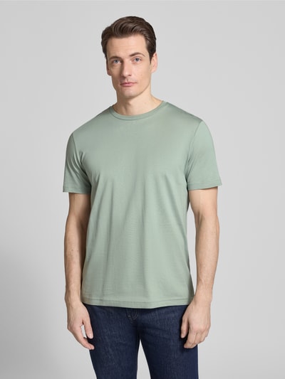 Männermodel trägt T-Shirt mit Rundhalsausschnitt von Christian Berg Men in Grün, reine Baumwolle, Regular Fit, Ganzkörperansicht von vorne.