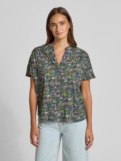 Vrouwenmodel draagt Regular-Fit T-shirt uit puur katoen van Marc O'Polo, kleurrijk bloemenpatroon, dames T-shirt, fullbody vooraanzicht.