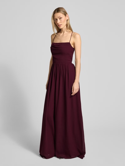 Modelka kobieca nosi Regular Fit Abendkleid mit freiem Rücken von Laona w kolorze bordowym, marszczona faktura, długa spódnica, widoczny sznurowany tył, spódnica nieprzezroczysta, krój regular fit, długość pleców w rozmiarze 36: 136 cm, szerokość w rozmiarze 36: 25 cm, widok całej sylwetki z przodu.