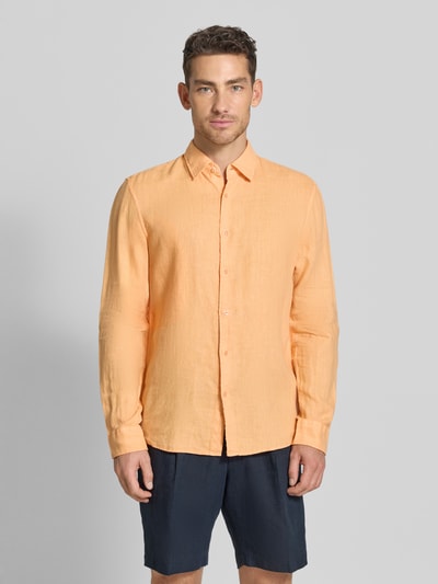 Mannelijk model draagt Leinenhemd mit Kentkragen van MCNEAL in regular fit, puur linnen, lichtoranje kleur, voorkant volledig zichtbaar, volledige lichaamsaanzicht van voren.
