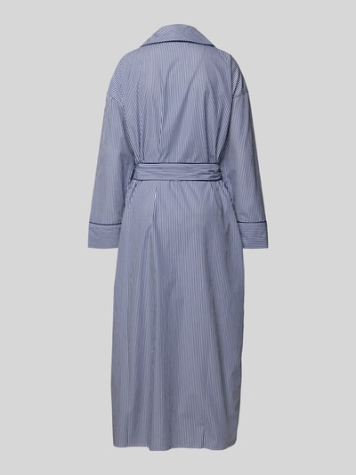 Frauenmodel trägt Regular Fit Kimono aus reiner Baumwolle von Polo Ralph Lauren in Blau-Weiß mit Streifen, langarm, Gürtel, Ganzkörperansicht Rückansicht.