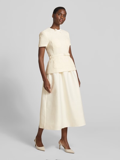 Frauenmodel trägt Midikleid mit Spitzenkragen von Self-Portrait, cremefarbener Material-Mix, taillierte Passform, Ganzkörperansicht von vorne.