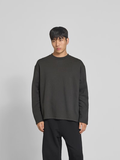 Männermodel trägt Sweatshirt mit Rundhalsausschnitt von WON HUNDRED in Schwarz, Relaxed Fit, reine Baumwolle, langärmelig, Ganzkörperansicht von vorne.