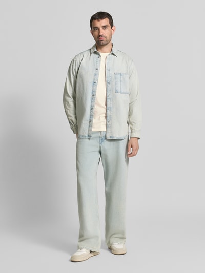 Männermodel trägt T-Shirt mit Label-Stitching und Rundhalsausschnitt van Scotch & Soda, Puur katoen, regular fit, ruglengte maat M 71 cm, Ganzkörperansicht van voren.