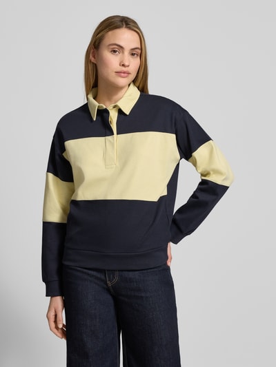 Kobiece model prezentuje Sweatshirt mit Polokragen und Label-Stitching od Gant, bawełna, relaxed fit, granat i żółć, widok z przodu