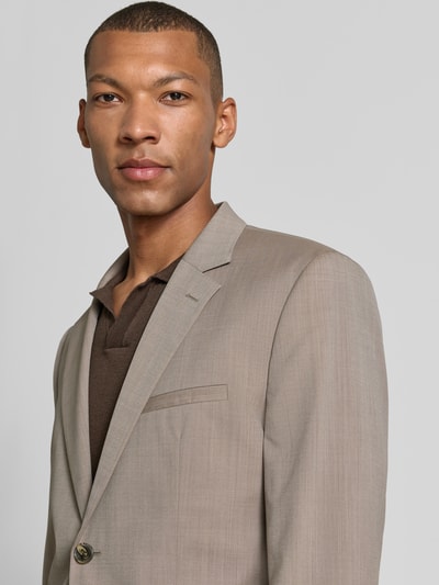 Männermodel trägt Super Slim Fit Sakko aus Schurwoll-Mix Modell 'Arti253X' von HUGO in Beige, feine Struktur, Nahaufnahme Oberkörper, Herren Sakko von HUGO