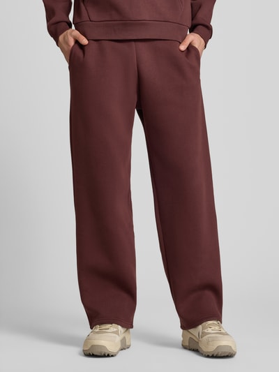 Männermodel trägt Sweatpants mit elastischem Bund und Gesäßtasche von REVIEW, Baumwoll-Mix, Relaxed-Fit, Ganzkörperansicht von vorne.