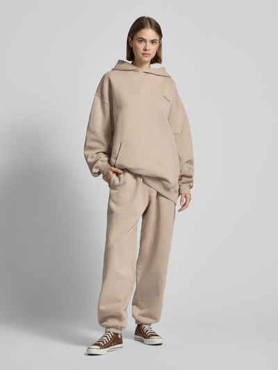 Karo Kauer Relaxed Fit Sweatpants mit Label-Print Taupe 1